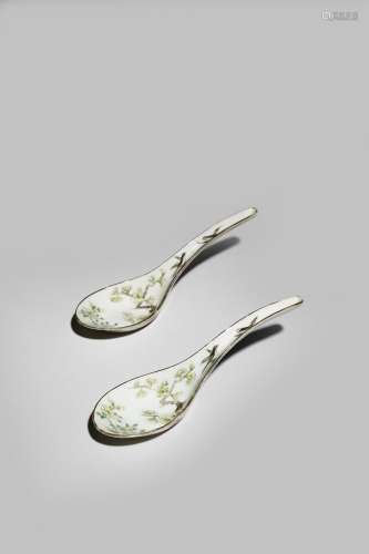 A PAIR OF CHINESE PORCELAIN FENGCAI SPOONS