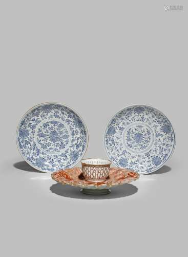 A PAIR OF CHINESE BLUE AND WHITE DISHES