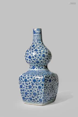 A CHINESE BLUE AND WHITE GOURD-SHAPED VASE