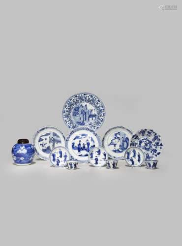 A SMALL COLLECTION OF CHINESE BLUE AND WHITE ITEMS