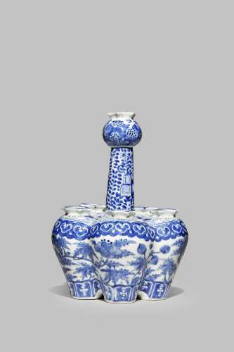A CHINESE BLUE AND WHITE TULIP VASE