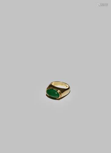 A BURMESE JADEITE AND GOLD RING