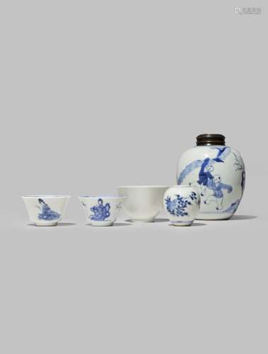 FIVE SMALL CHINESE BLUE AND WHITE ITEMS