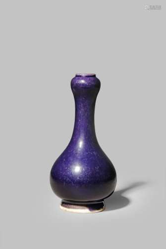 A SMALL CHINESE AUBERGINE-GLAZED GARLIC-MOUTHED BOTTLE VASE