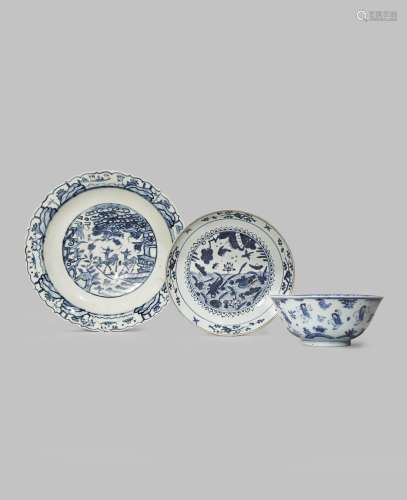 A LARGE CHINESE SWATOW BLUE AND WHITE DISH