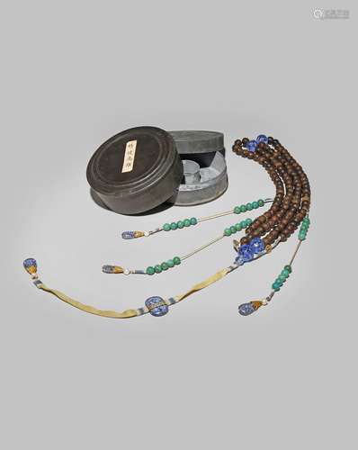 A CHINESE WOOD AND MALACHITE BEAD COURT NECKLACE, CHAOZHU