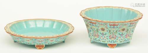 A small Chinese turquoise ground and polychrome cache-pot, decorated with flowers and bats, H 8 cm - Diameter 16,5 - 18,5 cm