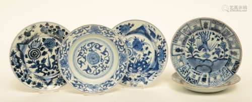 Five Chinese blue and white decorated plates, 18thC, Diameter 21 - 21 - 21,5 cm