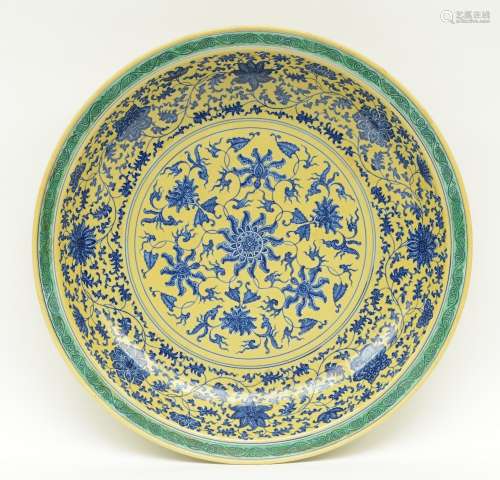 A Chinese large yellow ground and green dish with a blue and white floral decoration, marked Qianlong, H 9 cm - Diameter 49,5 cm