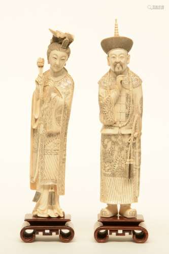 A pair of Chinese ivory dignitaries, on wooden base, late 19thC, H 37,5 - 39,5 cm - Weight: ca. 1129 - 1205 g (without base)