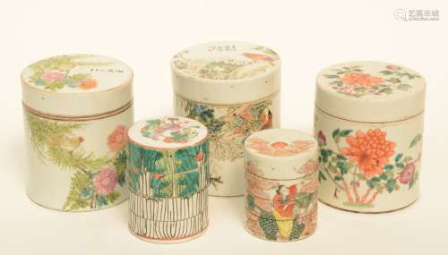 Five Chinese polychrome decorated pots with cover depicting figures, flowers and birds, ca. 1900, H 10 - 14,5 cm (chips)