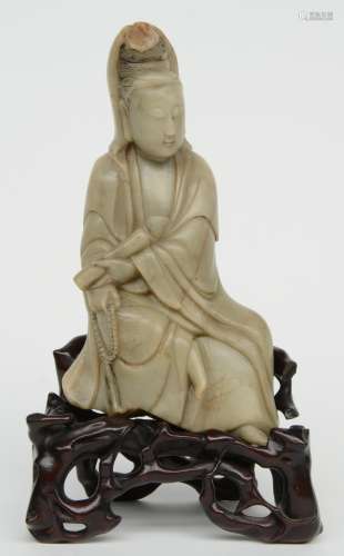 A Chinese steatite sculpture representing a Guanyin, on a wooden base, 18th/19thC, H 20,5 cm (with base) / H 16,5 cm (without base) (base with minor damage)