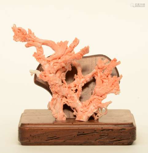 A Chinese red coral sculpture depicting birds and flowers, on a wooden base, H 19,5 cm - Weight: ca. 410 g
