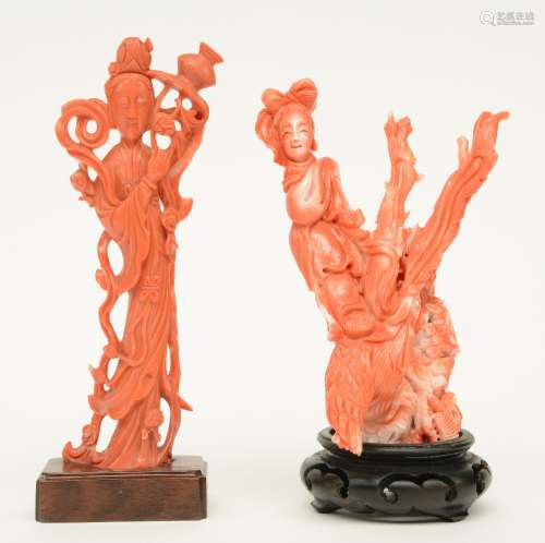 Two Chinese red coral sculptures depicting a court lady on a wooden base, H 14 - 16,5 cm (base excluded) / H 17 - 18,5 cm (base included) - Weight: about 149 - 327 g (base included) (one figure with a hairline on the back)