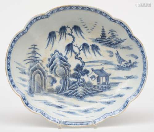 A Chinese oval dish with a profiled rim, blue and white decorated with a landscape, 18thC, Diameter 24,5 cm (randschilders)