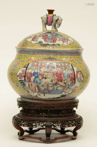A Chinese yellow ground famille rose pot decorated with court scenes and warriors, on a wooden base, 19thC, H 62,5 cm (with base) / H 44 cm (without base) (cover restored, base with minor damage)