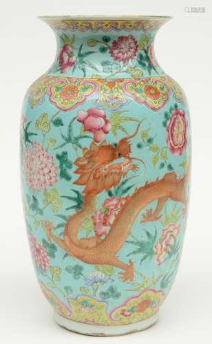 A Chinese turquoise ground famille rose vase, decorated with dragons, 19thC, H 37,5 cm