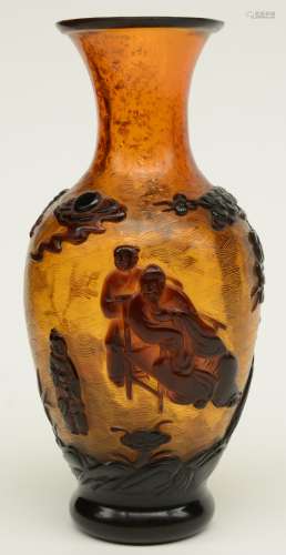 A Chinese vase in colored and laminated glass, decorated with figures in a landscape, marked, H 26 cm