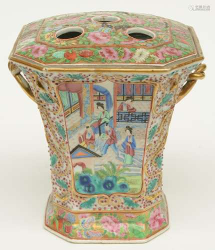 A Chinese Canton pique-fleur, famille rose, relief moulded, painted with court scenes and floral motifs, 19thC, H 24 cm