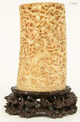 A late 19thC Chinese ivory tube, alto-relievo sculpted with various birds in a garden, H 21,5 cm (with base) / H 17 cm (without base), Weight: ca. 218 g (without base)