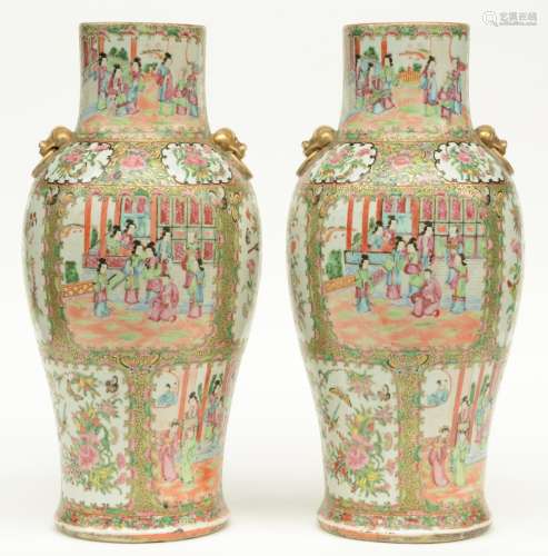 A pair of Chinese Canton vases, 19thC, H 54,5 cm (covers missing, chips on the rim, both vases with hairline visible on the inside; one vase with crack on the bottom)