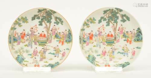 A pair of Chinese small famille rose dishes, marked Sheng de Tang Zhi, 19thC, Diameter 14 cm