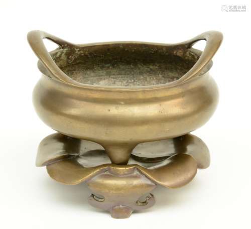 A Chinese bronze incense burner, on the matching stand, marked Xuande, H 13,5 - Diameter 16 cm