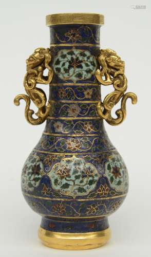 A Chinese cloisonné vase, marked Jing Tai, H 18,5 cm