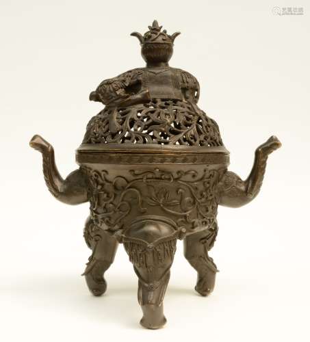 A Chinese bronze incense burner, elephant relief decorated, Ming, 17thC, H 40,5 cm - W 35 cm (cracks on cover)