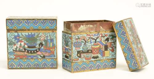 A pair of Chinese cloisonné teaboxes, 19thC, H 7 cm - D 3,5 cm