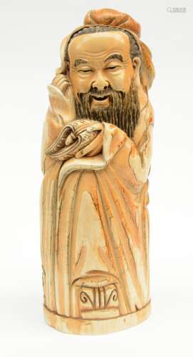 A Chinese 'mammoth' ivory sculpture depicting a sage, scrimshaw decorated, traces of gilt, marked, ca. 1900, H 39,5 cm, Weight: ca. 5,6 kg (negigible chip)