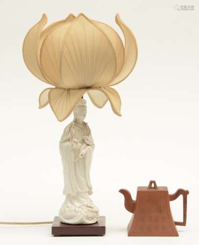 A Chinese Guanyin, Blanc de Chine, mounted into a lamp; added a Yixing teapot and cover, H 51,5 - 12 cm (chip to the rim)