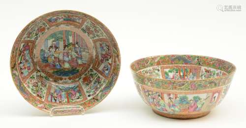 A pair of Chinese Canton bowls, famille rose decorated with court scenes, 19thC, H 13 - 13,5 / Diameter 30 cm (firing faults)