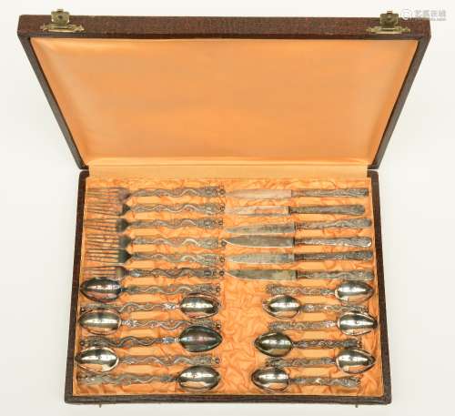 A 24-pieces silver cutlery, relief moulded with dragons, in a matching box, marked, W 13,5 - 18 cm (for 6 persons, tested on purity)