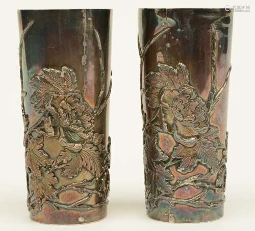 Two Chinese silver beakers, relief moulded with flower branches, marked, H 11 - 11,5 cm - Weight: ca. 150 g (tested on purity)