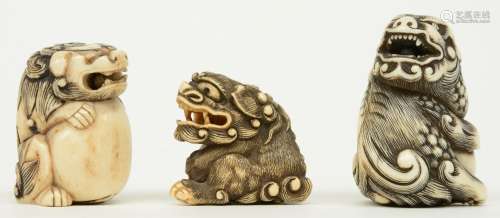 Three Edo period Japanese ivory katabori-netsuke, in the form of Shishi with a moving ball in its mouth, H 3,3 - 4,6cm, Total weight 41g