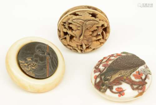 Three late Edo and early Meiji period Japanese ivory Manju-netsuke, one of them of the Ryūsa type and another of the Kagamibuta type, all three mounted and inlaid with various materials (including 18ct. gold), Diameter 4cm, Total weight: ca. 63g