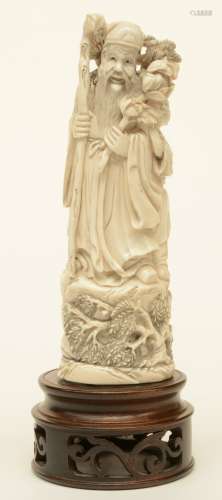 A Chinese ivory sculpture depicting a sage accompanied by a young girl, scrimshaw decorated, on a base, late 19th - early 20thC, H 27cm (with base) / 21,5 cm (without base) - Weight 804 g (with base) / about 650 g (whithout base)