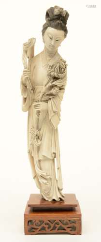 A Chinese ivory Guanyin, scrimshaw decorated, last quarter of the 19thC, on a base, H 35cm (with base) / 30,5 cm (without base) - weight 766g (with base) / ca. 620g (whithout base)