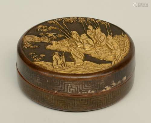 A Chinese bronze- and gilt bronze miniature box with cover, decorated with an animated scene, marked Qianlong, H 2,5 cm - Diameter 7 cm