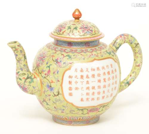 A Chinese green ground and famille rose teapot, marked Jiajing, 19thC, H 15,5 cm