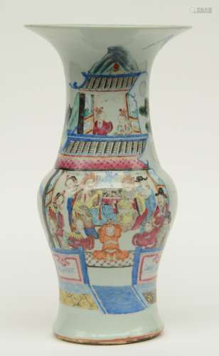 A Chinese famille rose yenyen vase, overall decorated with a court scene, 19thC, H 39,5 cm