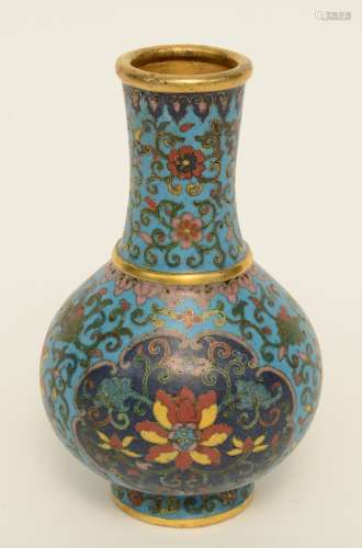 A small Chinese cloisonné vase, 19thC, H 14,5 cm