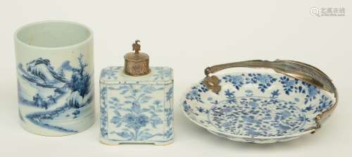 A Chinese blue and white plate and tea caddy, floral decorated, with 19thC silver mounts, plate lotus-moulded and marked Kangxi; added a blue and white brush pot, overall decorated with figures in a riverlandscape, H 12,5 - 14 cm (firing faults)