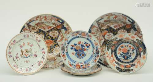 A lot of Chinese and Japanese Imari plates and dishes, 18thC; added a Chinese famille rose armorial dish, Diameter 23 - 23,5 cm (chips on the rim and firing faults)