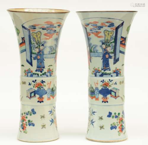 A pair of elegant Chinese wucai vases, 19thC, H 45,5 - 46,5 cm