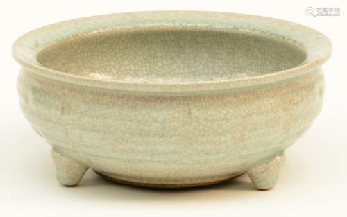 A Chinese green ground bowl with crackleware decoration, on tripod feet, probably Ming,H 8,5 - Diameter 21 cm
