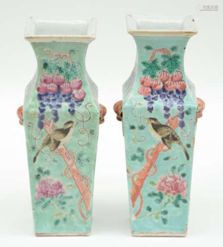A small pair of Chinese quadrangular polychrome vases, decorated with grapes and birds on a flower branch, 19thC, H H 22,5 - 23 cm (chips on the rim)