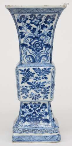 A Chinese blue and white quadrangular Gu-shaped vase, floral decorated, 18thC, H 22,5 cm (firing faults)