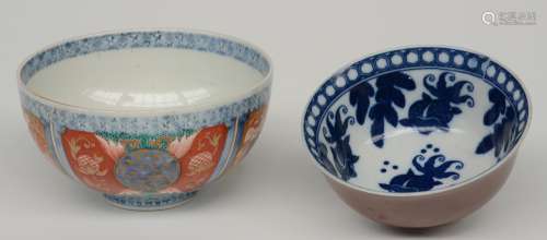 A Chinese Imari bowl, marked, 19thC; added a Chinese café au lait-ground bowl, blue and white decorated with fish, H 5 - 7 - Diameter 11 - 12,5 cm (chips)